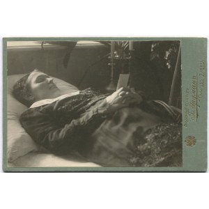 [Cardboard photograph] Post mortem photography. Atelier Б. Ердманъ Saratov - Livny (Russia).