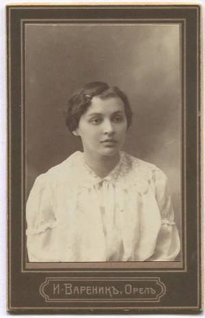 [Cardboard photograph] Young woman. Atelier И. Вареникъ Orzeł (Russia) [1918].