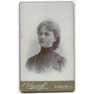 [fotografia tekturkowa] Młoda kobieta. Atelier A. Stepanoff Lublin [przed 1906]