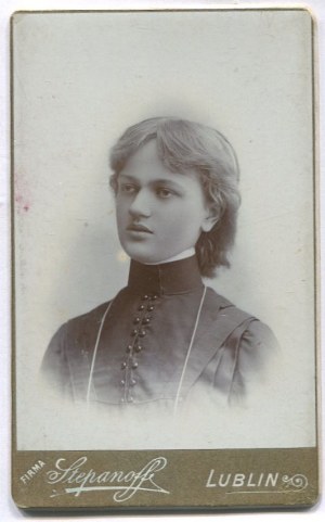 [Cardboard photograph] Young woman. Atelier A. Stepanoff Lublin [before 1906].