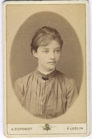 [Cardboard photograph] by Józefa Tolwińska. Atelier A. Stepanoff Lublin [before 1906].