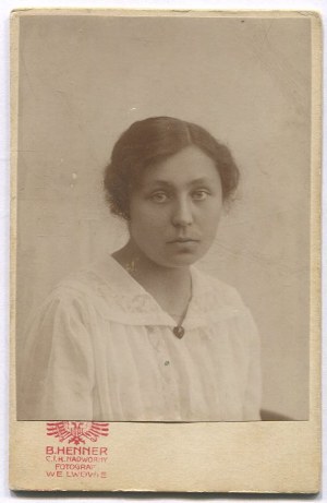 [Pappfotografie] Junge Frau. Studio für moderne Fotografie B. Henner Lviv [nach 1910].