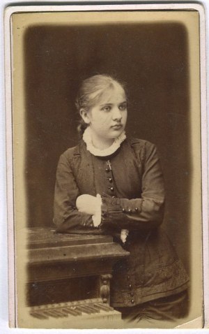 [Kartonová fotografie] Helena rozená Tolwińska Wladichowa. Fotografické zařízení W. Sierocińska Lublin