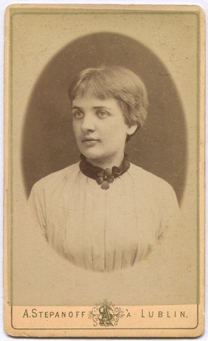 [Cardboard photograph] Helena of Tolwinski Wladichowa. Atelier A. Stepanoff Lublin [before 1906].