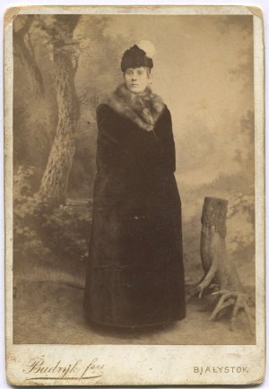 [Cardboard photograph] Woman. Budryk Brothers Atelier Bialystok [1891].