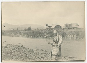 [fotografia] Żabie nad Czeremoszem (Huculszczyzna). Zofia z Rusieckich Pomarańska [1933]