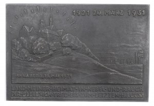 SLIEZSKE POVSTANIA, HORA SV. ANNY. Nemecká pamätná tabuľa pri príležitosti desiateho výročia plebiscitu v Hornom Sliezsku, 20. marca 1921, zobrazujúca pohľad na Horu svätej Anny.