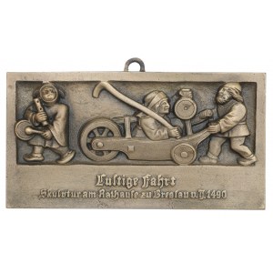 WROCŁAW. Plakieta przedstawiająca „wesoły pochód” (niem. „Lustige Fahrt”) wykonana na podstawie płaskorzeźby z 1490 r., zdobiącej wrocławski ratusz od strony południowej.