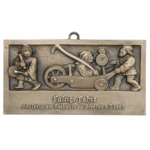 WROCŁAW. Placard représentant une marche joyeuse (en allemand : Lustige Fahrt) d'après un bas-relief de 1490, décorant l'hôtel de ville de Wrocław sur le côté sud.