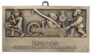 WROCŁAW. Plakieta przedstawiająca „wesoły pochód” (niem. „Lustige Fahrt”) wykonana na podstawie płaskorzeźby z 1490 r., zdobiącej wrocławski ratusz od strony południowej.