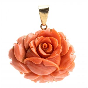 Gold pendant with rose shaped coral