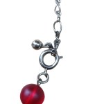 Collana di perle rosse in confezione decorativa