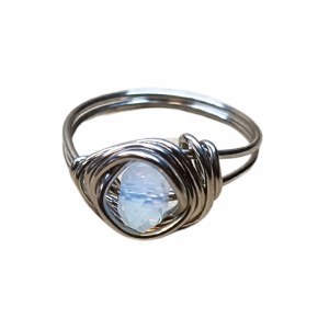 Ring with iridescent faceted eyelet