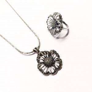 Silver chain (835) with pendant and ring