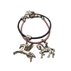 Satz von zwei Armbänder mit Pferden auf schwarz und rosa Lanyard