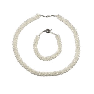 Perlenanzug: weiße Perlenkette und -armband