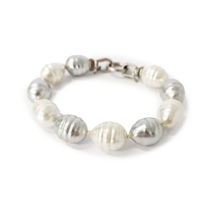Náramek z bílých a stříbrných zdobených perel