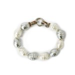 Náramek z bílých a stříbrných zdobených perel