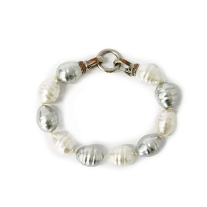 Bracelet of white and silver decorated pearls