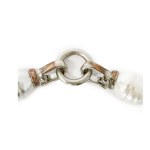 Bracelet de perles blanches et argentées décorées