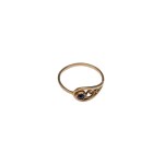 Złoty pierścionek z ciemnobordowym oczkiem