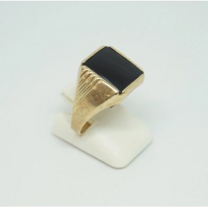 Gold signet ring with onyx (18k)