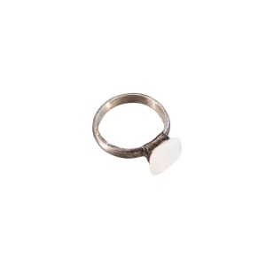 Silver ring with faceted stone (925)