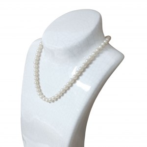 Cream-colored pearl necklace
