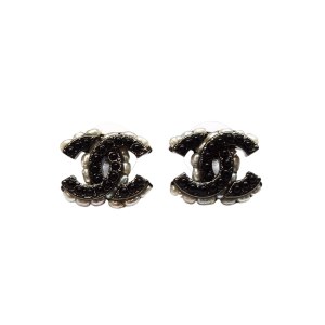 Perlové náušnice, model s logom CC, Chanel (čierna)