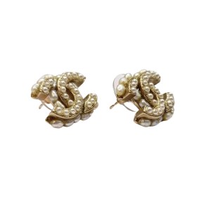 Gold-plated pearl earrings, CC logo model, Chanel (white)