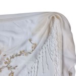Biała trójkątna chusta haftowana w kwiaty, z frędzlami