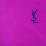 Fuksiový šál od Yves Saint Laurent