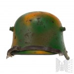 1 WW1 Stahlhelm M16 in Tarnbemalung.