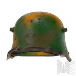 1 Stahlhelm M16 z 1. světové války v maskovacím nátěru.