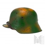 1 Stahlhelm M16 z 1. světové války v maskovacím nátěru.