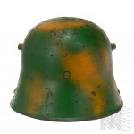 1 WW1 Stahlhelm M16 in Tarnbemalung.