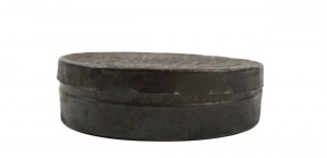 [Varšava] A. KIERSKI Varšavská mincovna perly , originální plechová krabička na bonbony s reliéfním textem na víčku [BS].