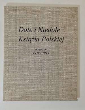 [Teka nalepki] KUCZYŃSKI Edward - DOLE I NIEDOLE KSIĄŻKI POLSKIEJ W LATach 1939-1945 Sada 12. príležitostných nálepiek. Vydanie z roku 1945.