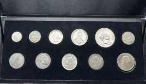Zestaw 11 srebrnych monet od ½ do 5 marek różnych stanów i republiki weimarskiej. W zestawie etue