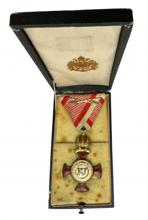 Austria Ungheria Francesco Giuseppe I. Croce al merito 1849 Terzo periodo in argento dorato, nastro di guerra con spade originale etue