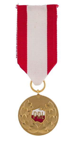 Ensemble de médailles, croix, insignes de la période communiste