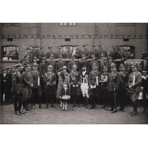 Fotografie důstojníků 15. ulánského pluku v kasárnách