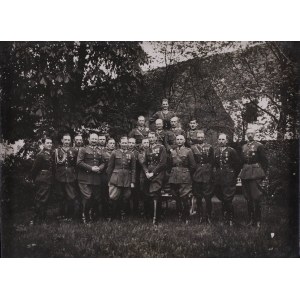 Fotografia korpusu oficerskiego 18. Pułku Ułanów w koszarach