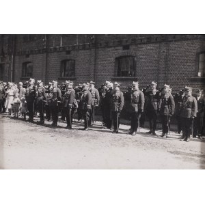 Fotografia oficerów 15. Pułku Ułanów w koszarach