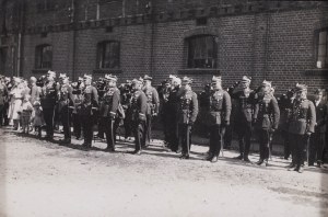 Fotografia oficerów 15. Pułku Ułanów w koszarach