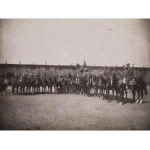 Fotografie jezdců 15. ulánského pluku na koních