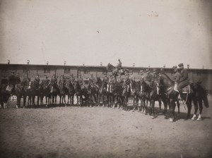 Fotografie jezdců 15. ulánského pluku na koních