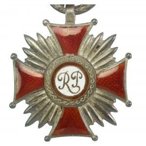 PRL, Srebrny Krzyż Zasługi RP z pudełkiem. Wyk. Caritas (559)