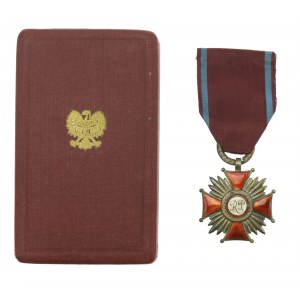 Verdienstkreuz mit Kasten. Caritas / Grabski (379)