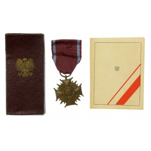PRL, Croce di bronzo al merito della Repubblica Popolare di Polonia con scatola e scheda 1956 (828)